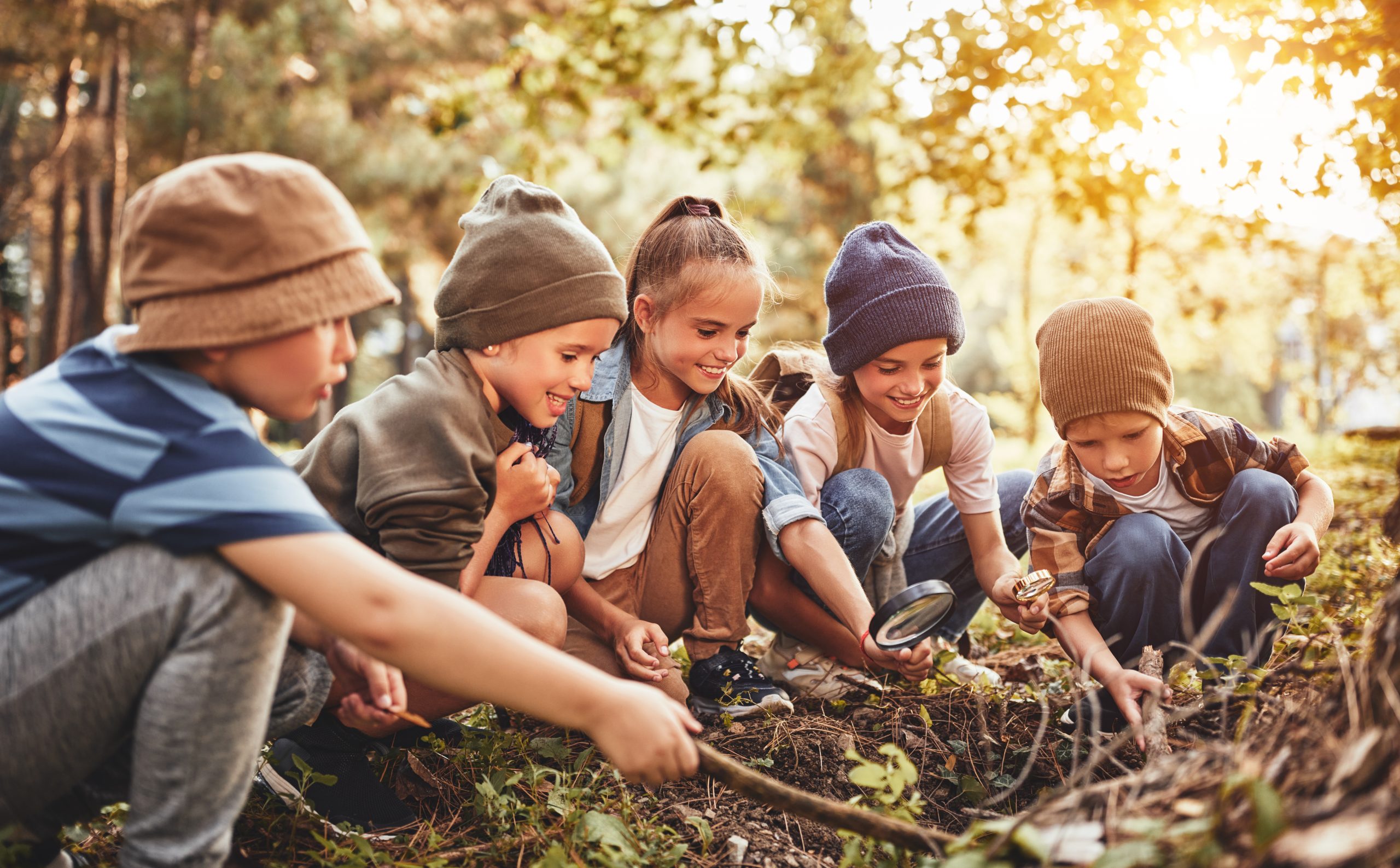 Happy,Children,Boys,And,Girls,In,Casual,Clothes,With,Backpacks