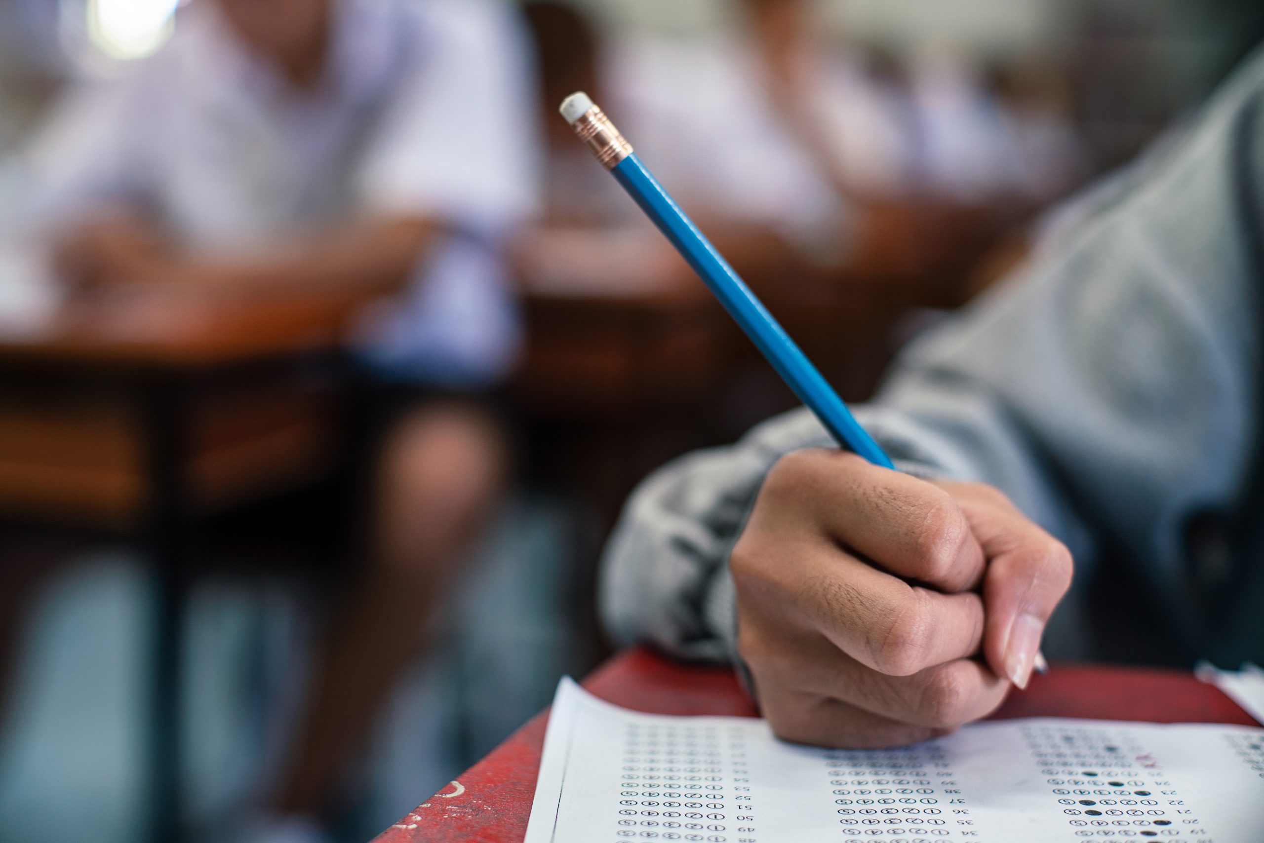 Close,Up,Students,Writing,And,Reading,Exam,Answer,Sheets,Exercises