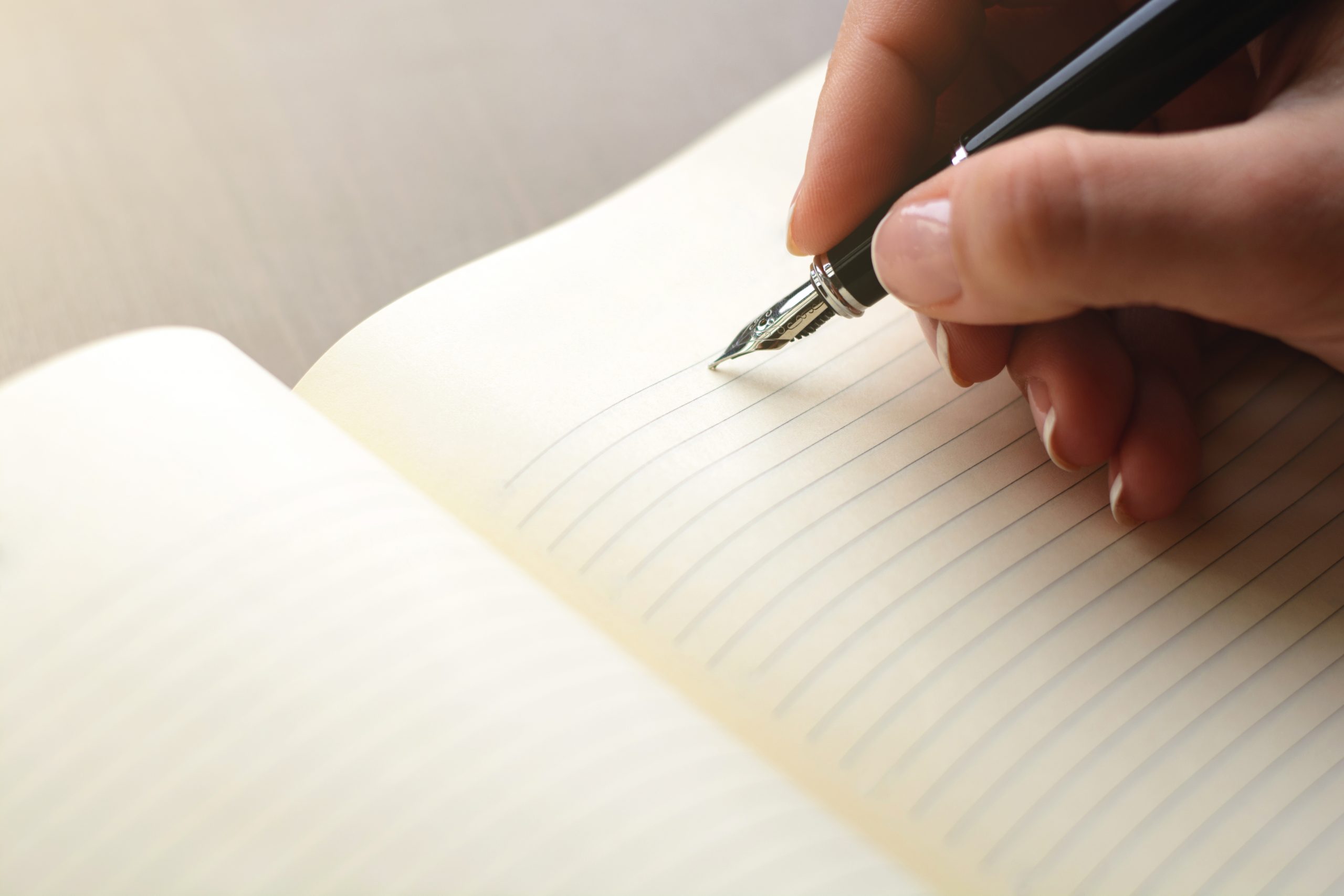 Handwriting,,Hand,Writes,A,Pen,In,A,Notebook เปอร์เซ็นต์ของเด็กตกเป็นเหยื่อของการขโมยข้อมูลส่วนตัว