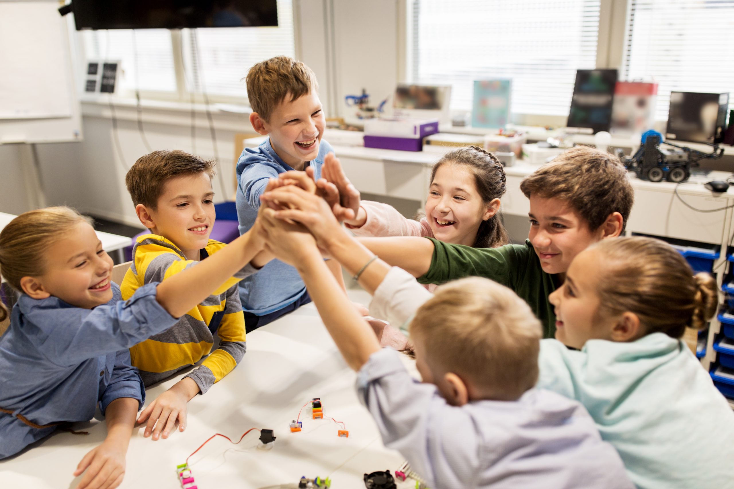 Education,,Children,,Technology,,Science,And,People,Concept,-,Group,Of เปอร์เซ็นต์ของเด็กตกเป็นเหยื่อของการขโมยข้อมูลส่วนตัว