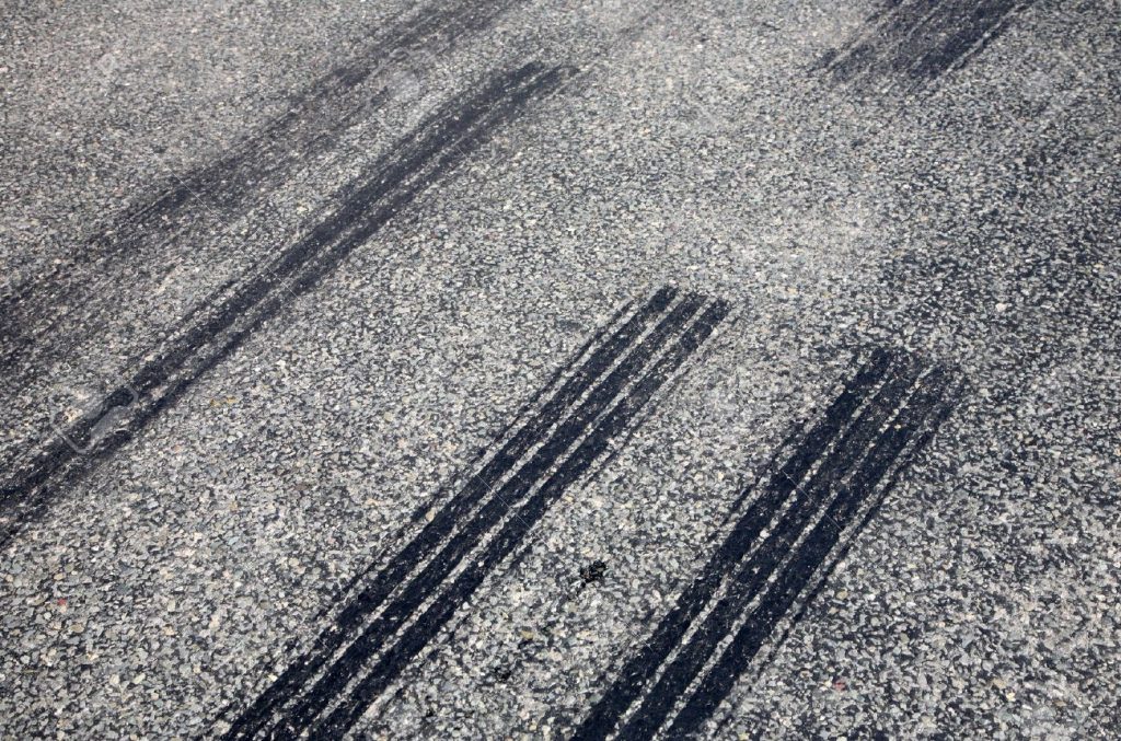 skid-marks-on-a-road Atelophobia ไม่พอดีหรือไม่ดีพอ