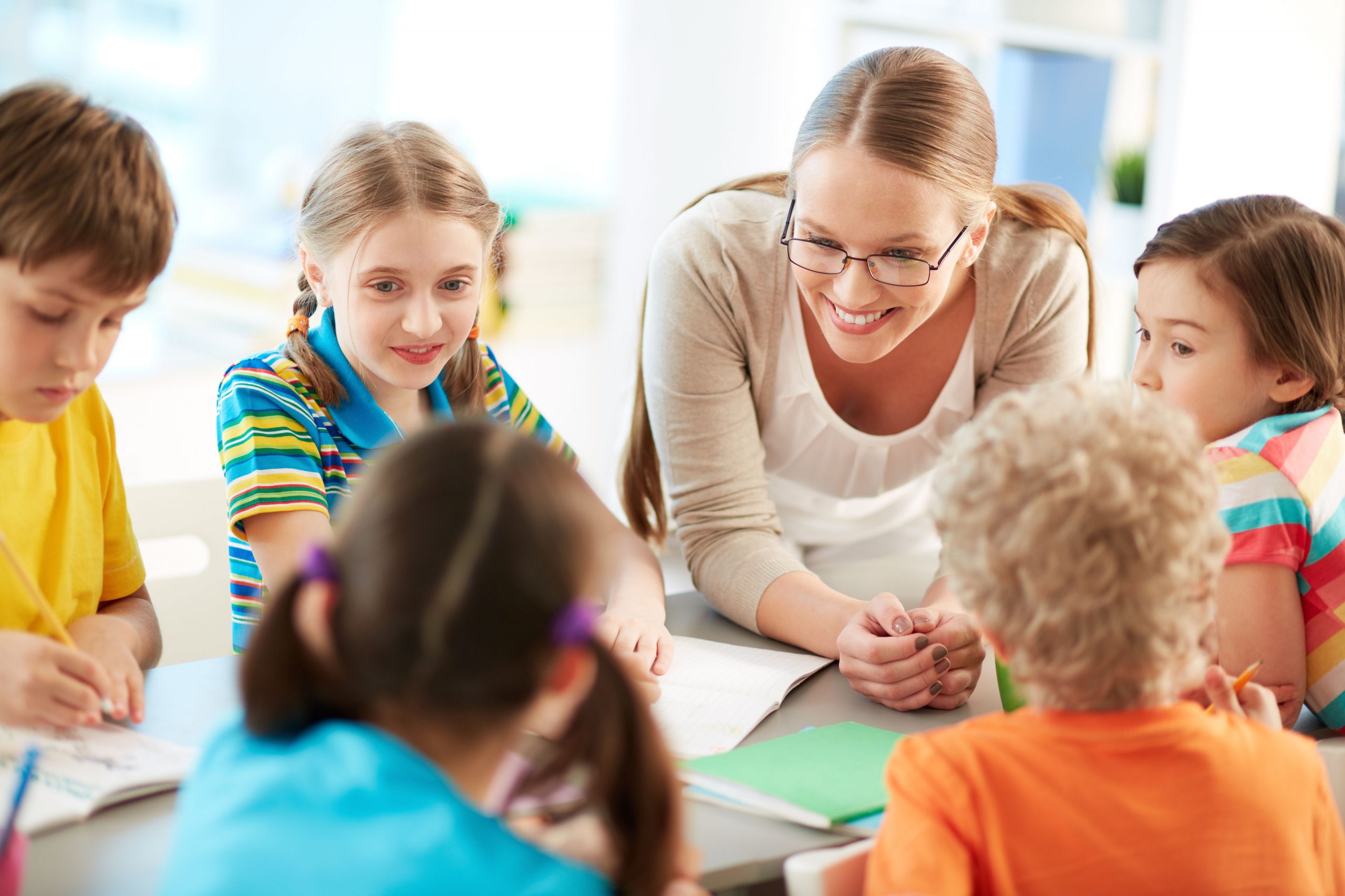 Portrait,Of,Diligent,Schoolkids,And,Their,Teacher,Talking,At,Lesson นักเรียน ครู