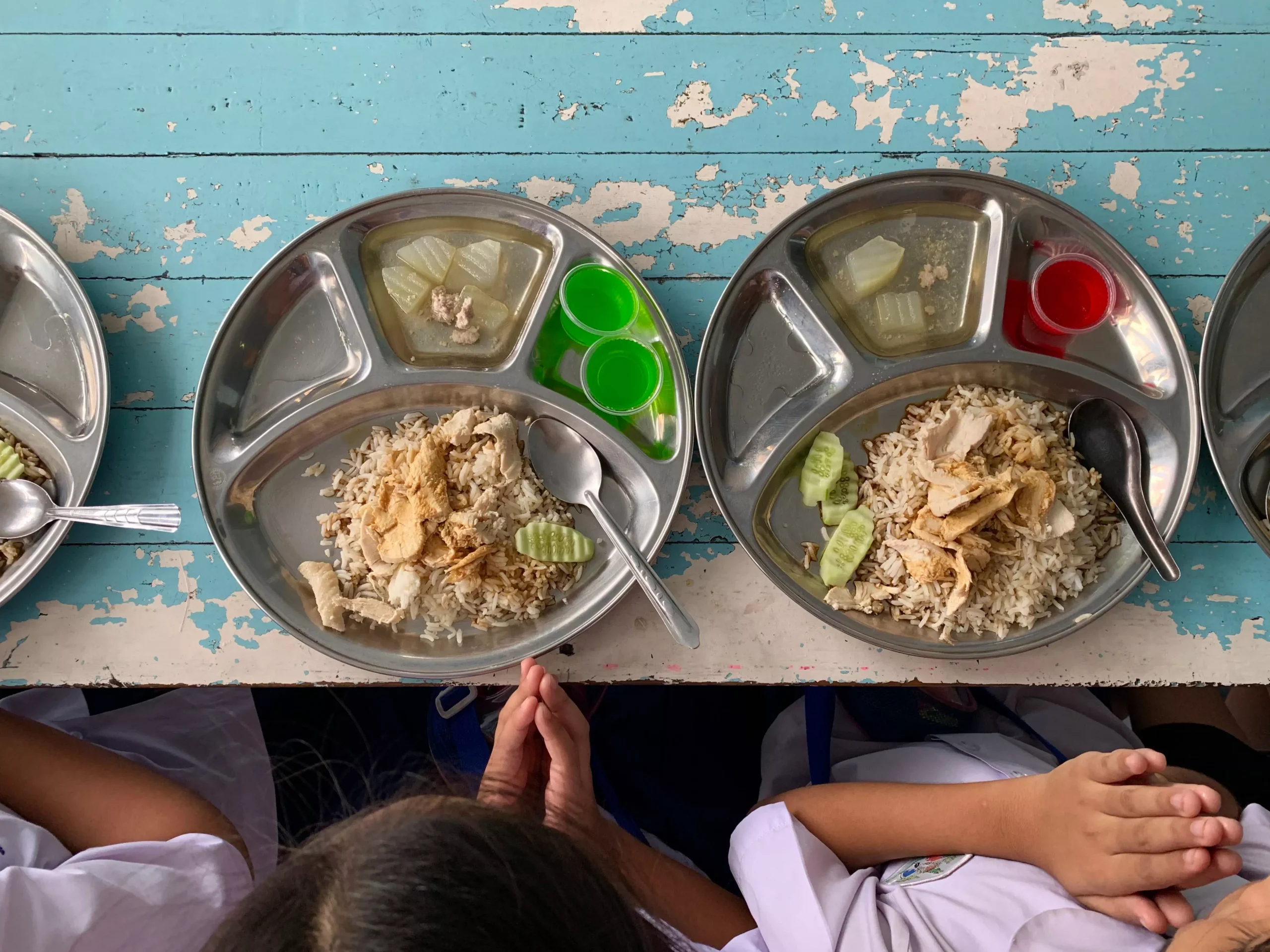 เด็กไทยทานอาหารกลางวันจากถาดหลุม