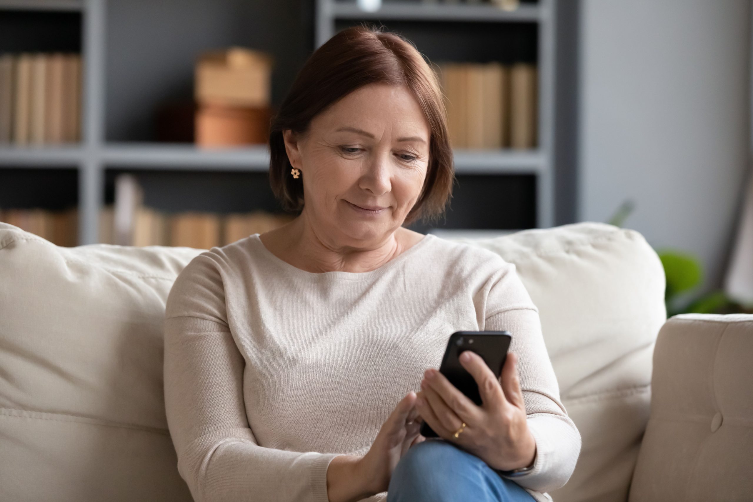 Pleasant,Senior,Older,Lady,Resting,On,Couch,,Using,Applications,On ผู้ใหญ่จำนวนไม่น้อยขาดทักษะรู้เท่าทันสื่อ
