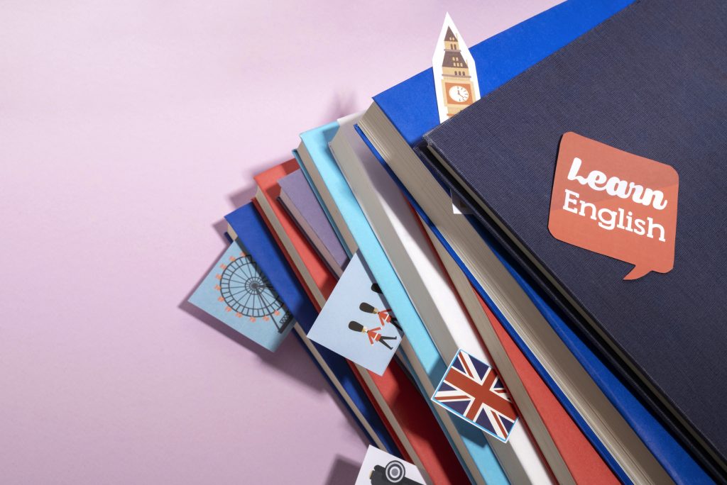 english-books-stacks-table-working-space ห้องเรียน bilingual