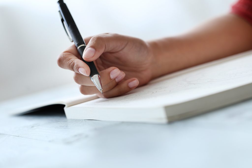 Woman with pen การเขียนคือวิธีที่ดีที่สุดในการพัฒนาการอ่าน
