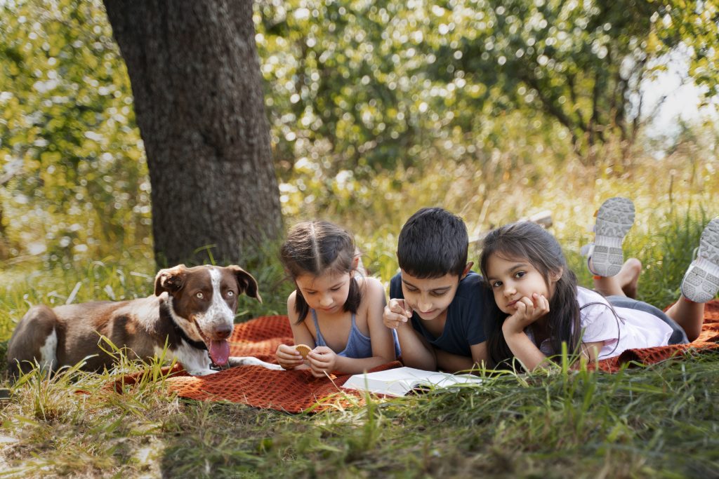 kids-spending-time-together-outdoors-blanket-enjoying-childhood เสียงป่าถึงช่วยสร้างความฉลาดทางอารมณ์ได้