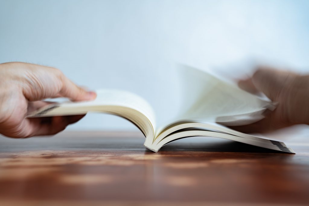 Reading,A,Book,Shot,With,Long,Exposure,Technique การอ่านเร็วโดยที่เข้าใจเนื้อหาทั้งหมดเป็นเรื่องที่วิทยาศาสตร์บอกว่าไม่จริง