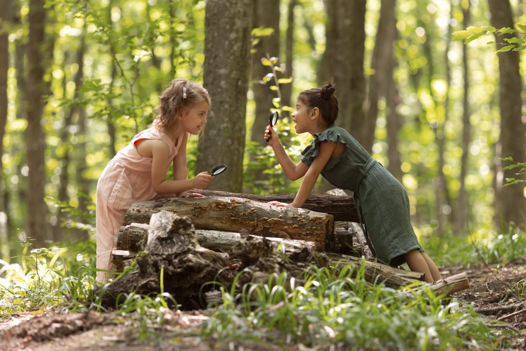 curious-children-participating-treasure-hunt โรคขาดธรรมชาติ