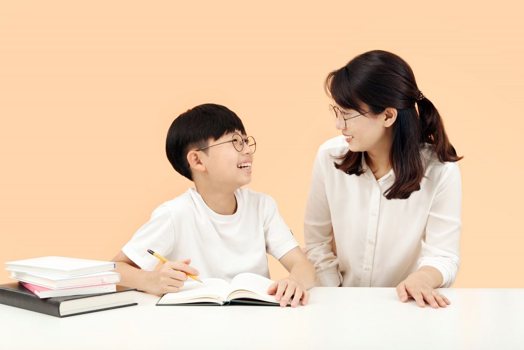 Happy,Learning,Time,Children,Who,Study,With,A,Teacher,Or เด็กเรียนเก่งทำนายได้ตั้งแต่เกิด