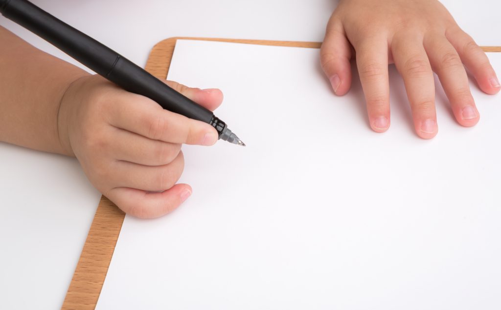 Preschool age child writing การจับดินสอที่ถูกวิธี