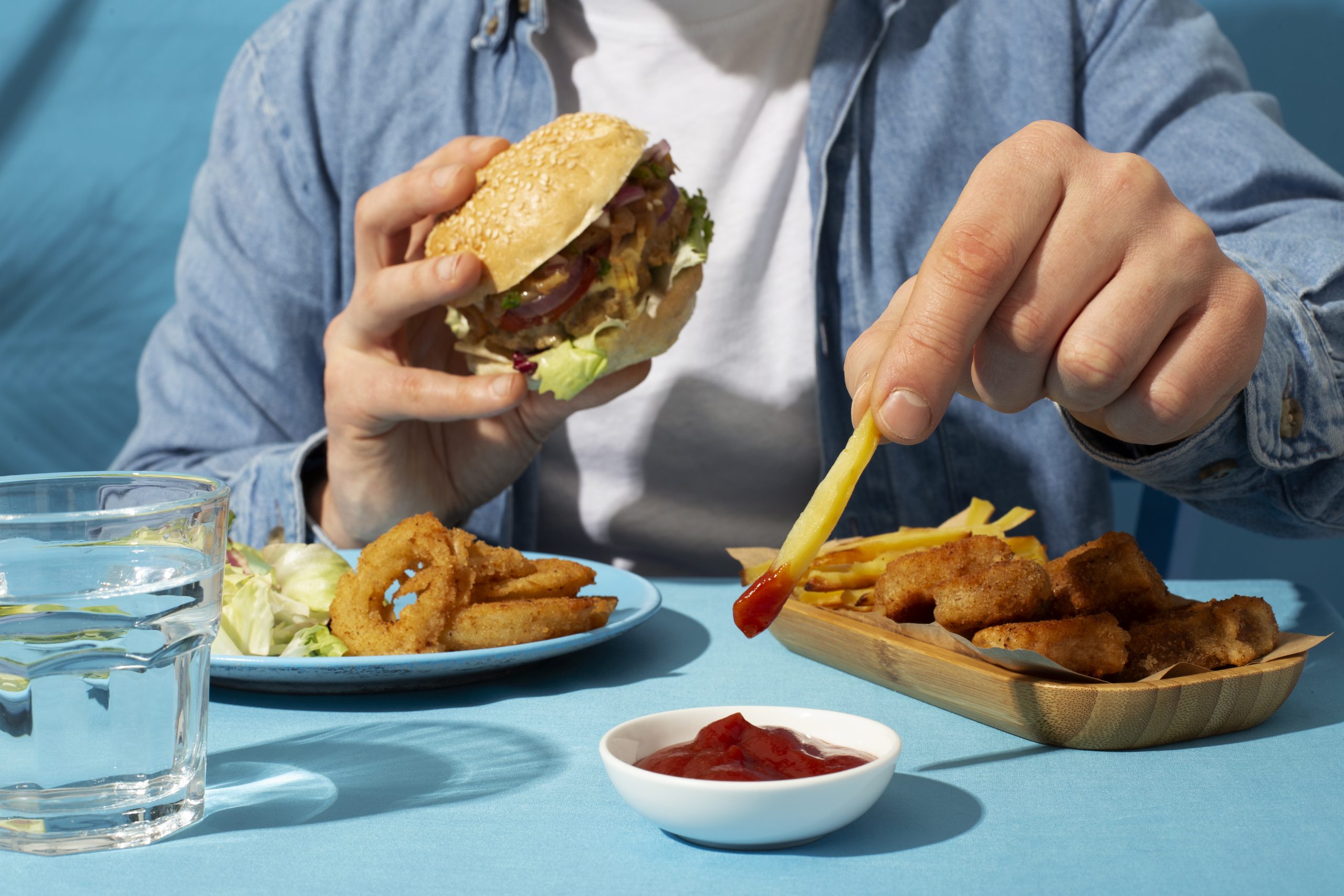 close-up-delicious-fast-food-meal นักศึกษา อาหารไม่มีประโยชน์