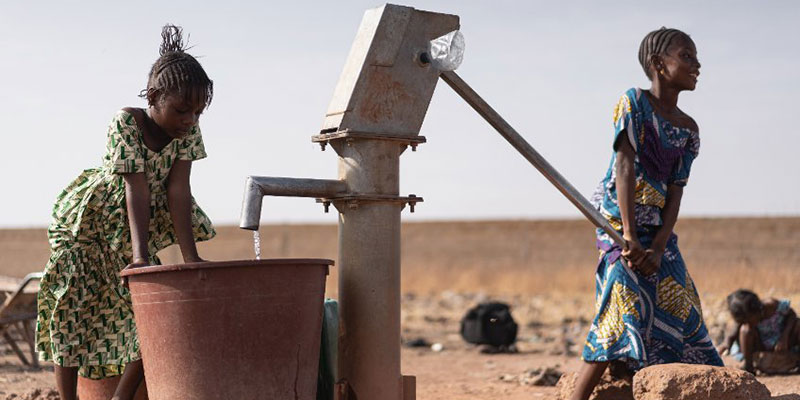 Young-Africans-Operate-Water-Well-Pump-image น้ำสะอาดแองโกลา
