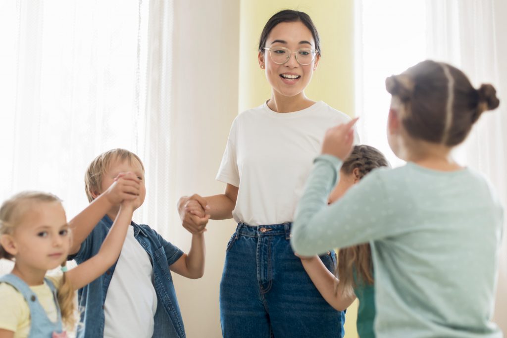 children-playing-with-their-kindergarten-teacher ทำไมการเข้าใจในอารมณ์ตนเองจึงสำคัญ